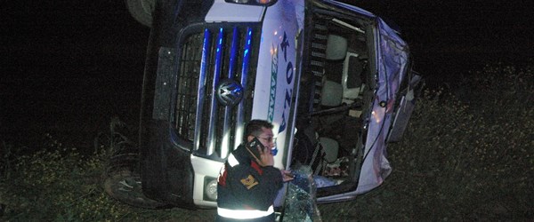Adana'da minibüs devrildi: 1 ölü, 10 yaralı