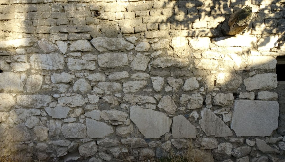 Yıllar sonra ortaya çıktı: Bu evin temel taşları 1800 yıllık mektup Yıllar sonra ortaya çıktı: Bu evin temel taşları 1800 yıllık mektup