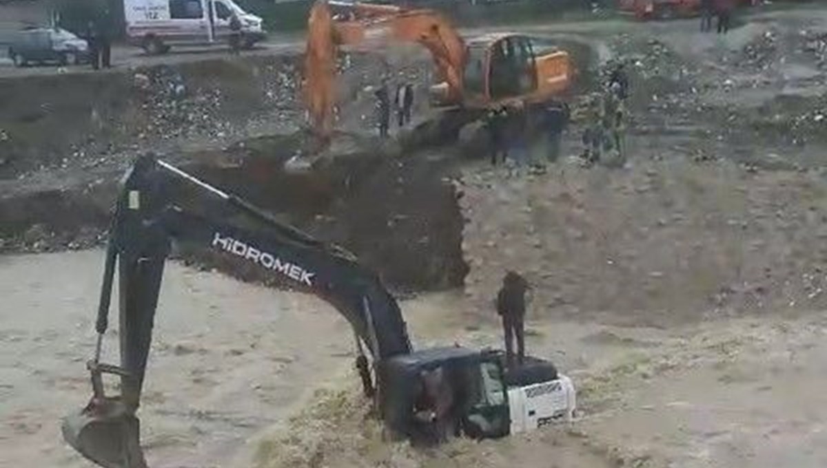 Bursa'da mahsur kalan kepçe operatörü böyle kurtarıldı Bursa'da mahsur kalan kepçe operatörü böyle kurtarıldı