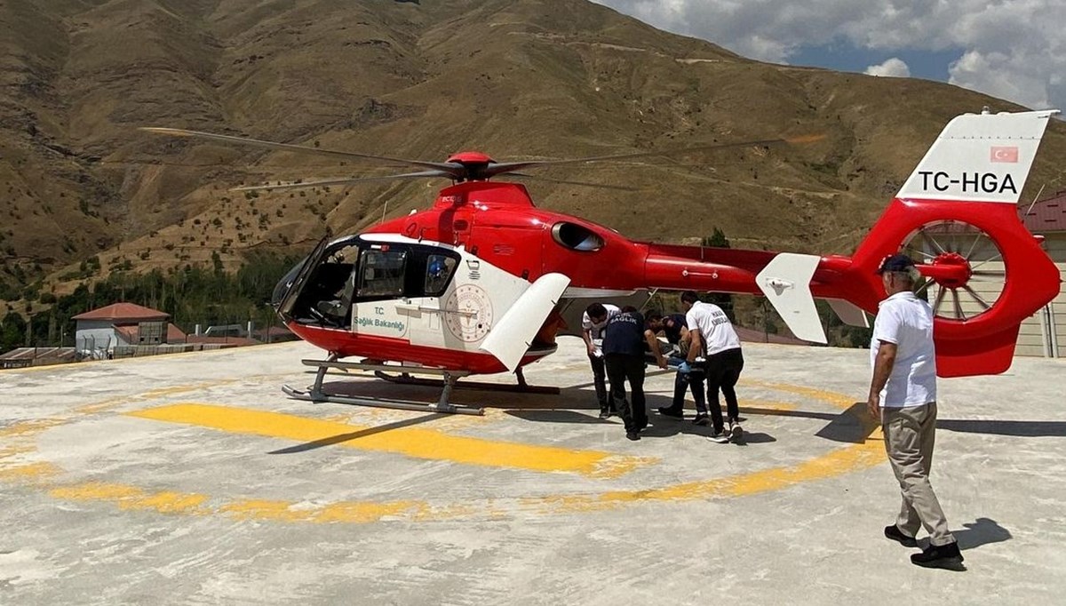 Van'da ambulans helikopter yüksekten düşen çocuk için havalandı