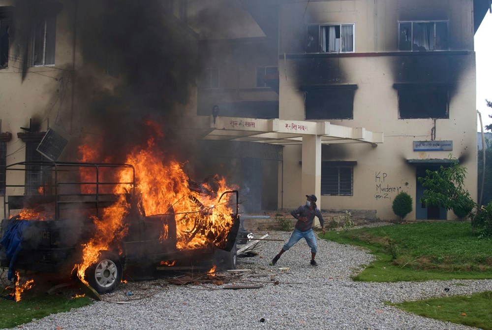 Nepal yeni liderini arıyor: Bakanlar dövüldü, ordu helikopterleri havalandı - 8
