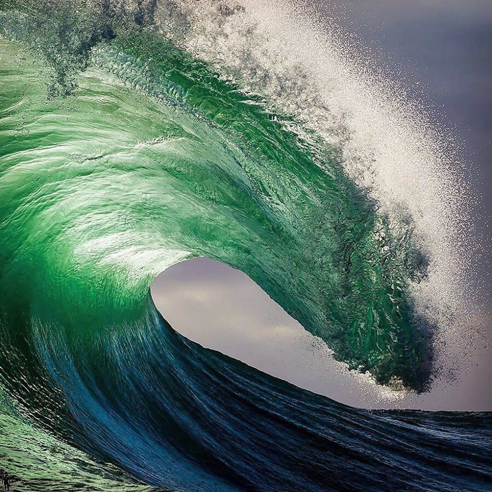 Волновой гребень. Фотограф Мэтт Берджесс (Matt Burgess). На гребне волны. Море, волны.