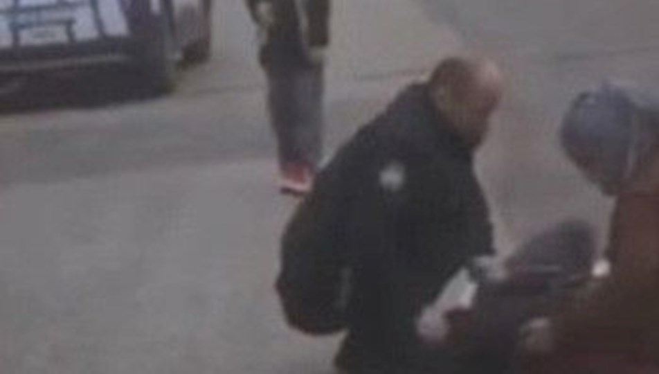 İzmir'de kadın cinayeti: Polislerin yanında bıçaklandı