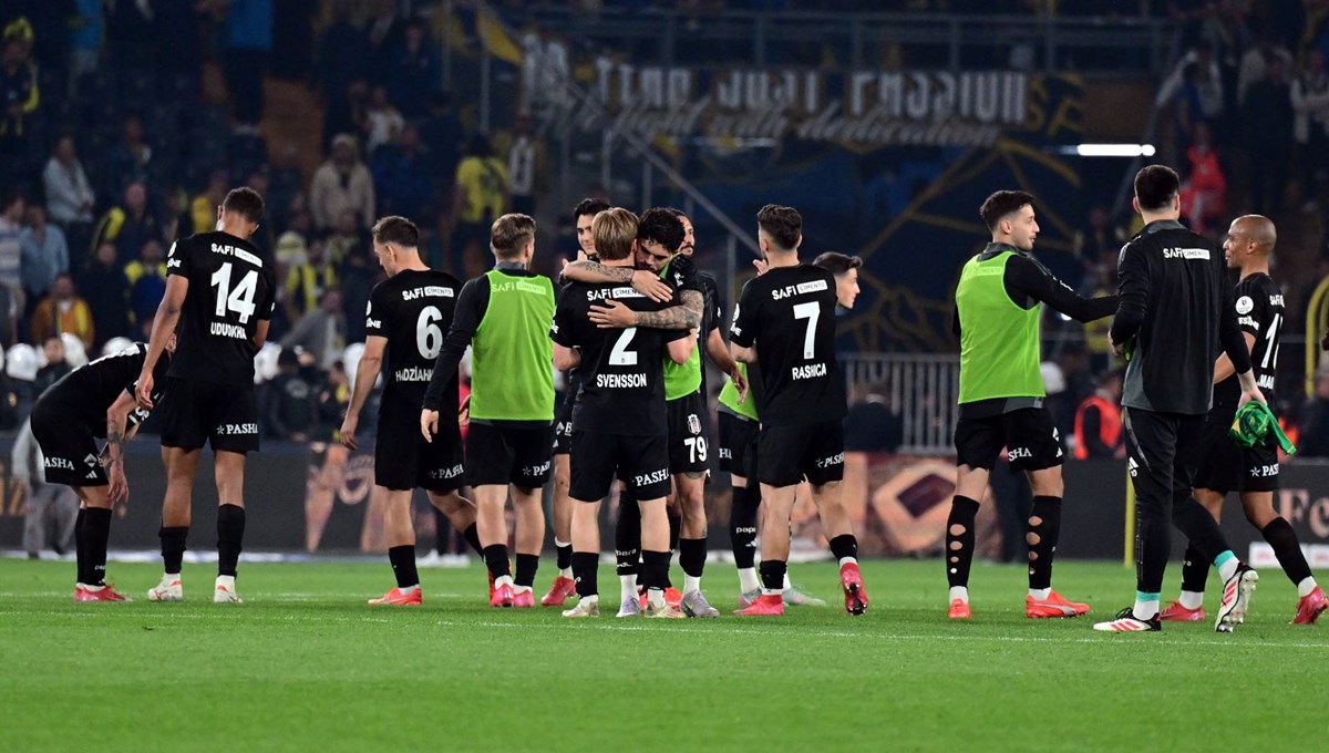 Kadıköy'de tarihi dakikalar: Taraftarlar Beşiktaş'ı alkışladı