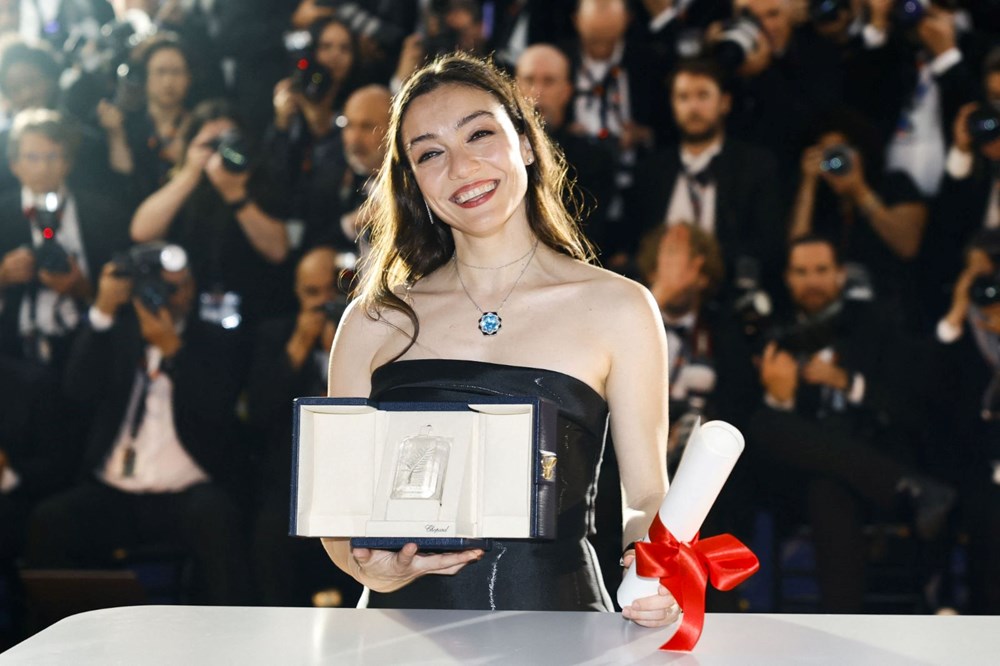 Merve Dizdar Cannes Film Festivali'nde en iyi kadın oyuncu ödülünü aldı - 9