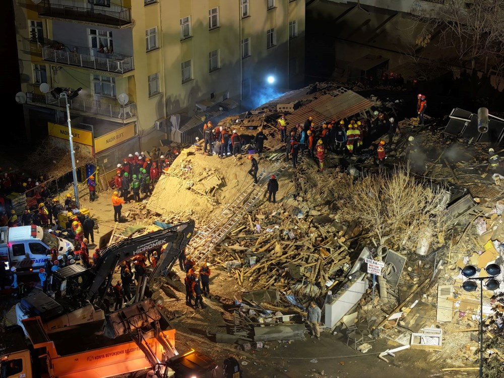 Konya'da 4 katlı bina çöktü: İki kişi yaşamını
yitirdi, üç kişi sağ kurtarıldı - 2
