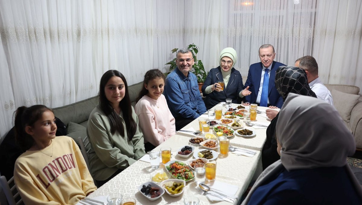 Cumhurbaşkanı Erdoğan ve eşi Emine Erdoğan, iftarda Taş ailesine misafir oldu