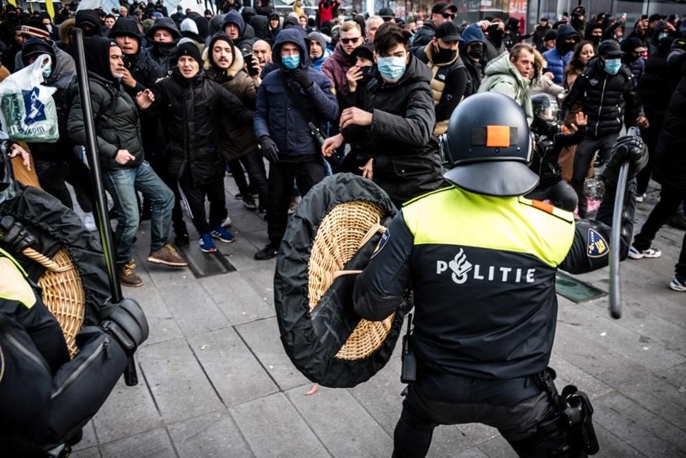 Hollanda'da Covid-19 önlemleri protestosu: 30 gözaltı - 14