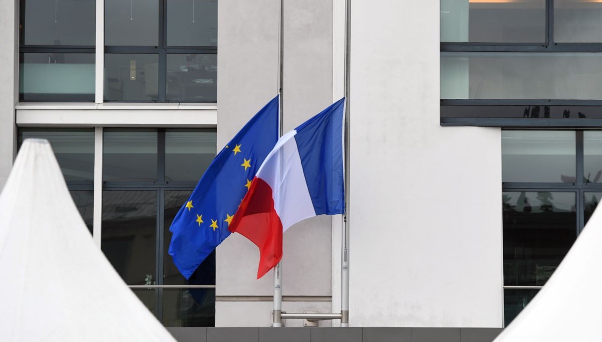 Fransa bayrağında renk değişti, kamuoyu ikiye bölündü