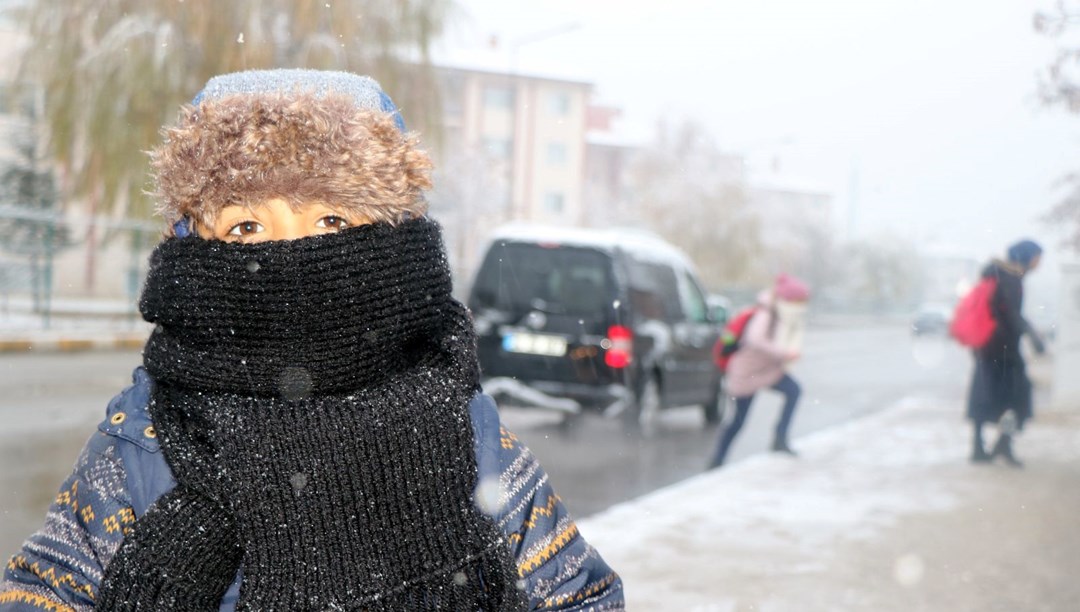 Erzincan güne kar yağışıyla uyandı