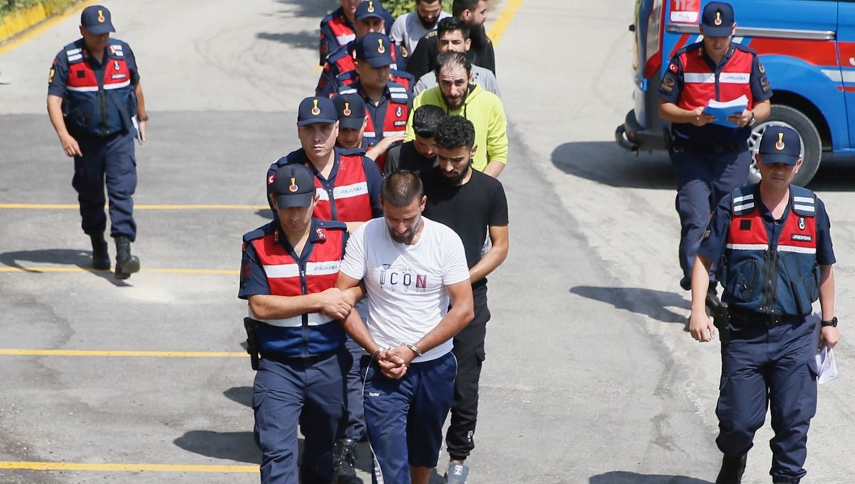 Çiftlik sahibini bağlayıp hayvanlarını ve paralarını çaldırlar