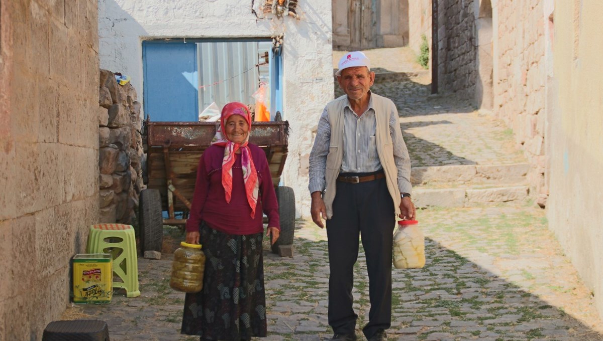 İşitme engelli çift, ürettikleri ürünleri yazdıkları kağıtlarla turistlere satıyor
