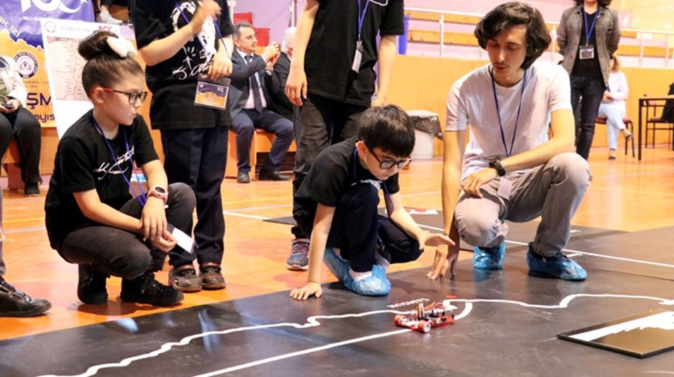Öğrencilerin robotları 'egemenlik yolunda' yarıştı - 1