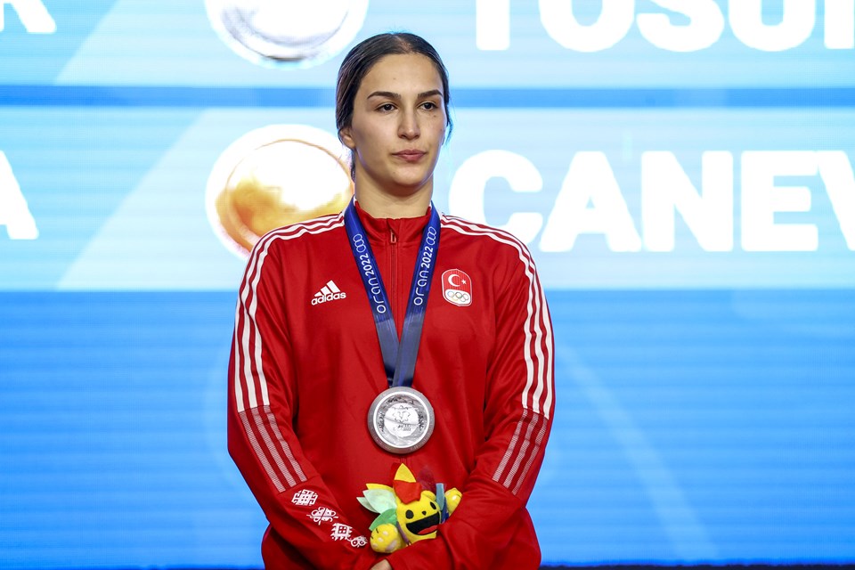 milli güreşçi Buse Tosun Çavuşoğlu, kadınlar 68 kiloda gümüş madalya kazandı.
