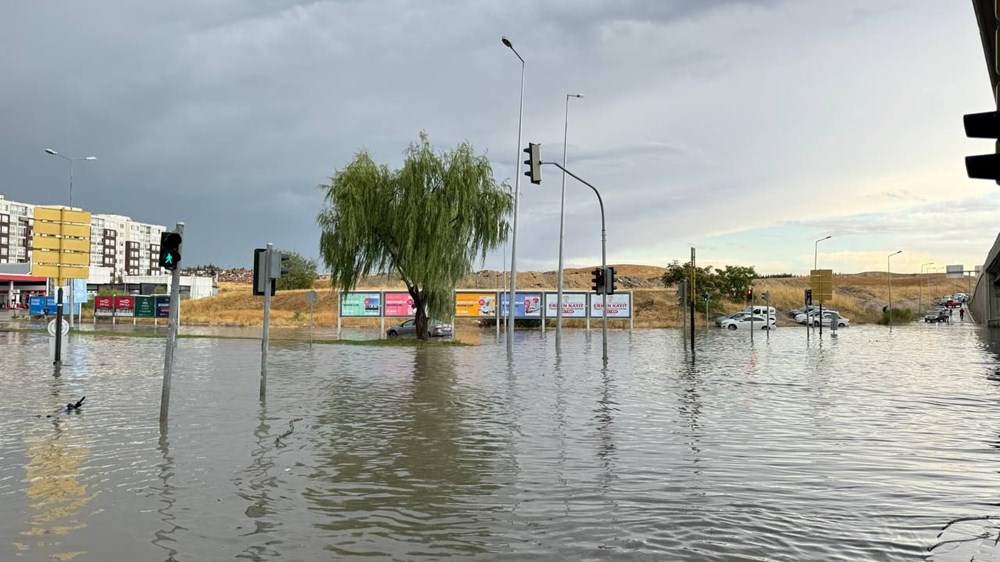 Ankara'yı kuvvetli sağanak vurdu: Yollar göle döndü, iş yerlerini su bastı - 7