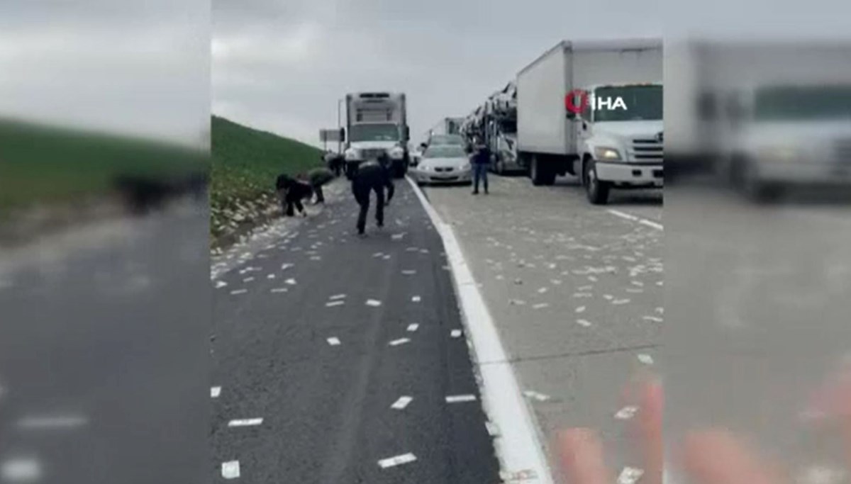 Yola saçılan paraları toplamak için birbirleriyle yarıştılar