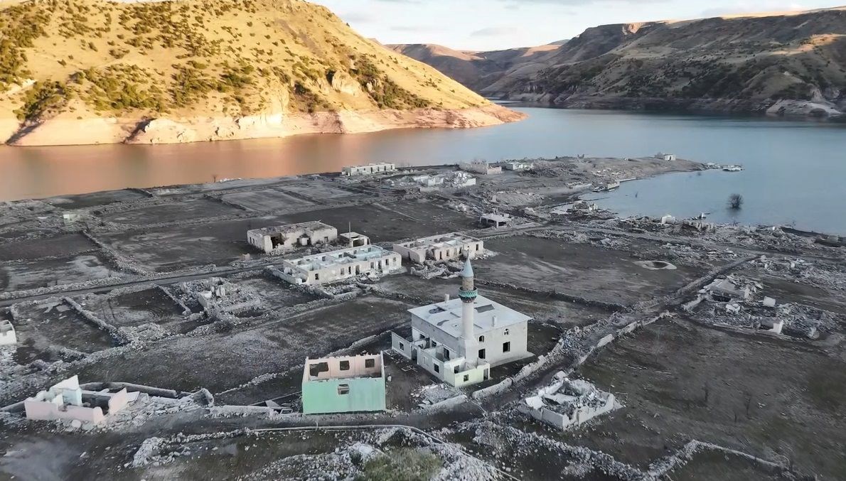 Su seviyesi düştü, eski köy ortaya çıktı