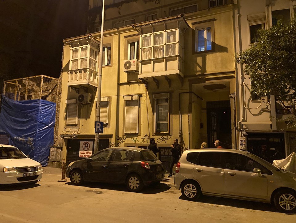 İzmir’de faciadan dönüldü: Kopan kaya parçası evin duvarına çarptı - 1