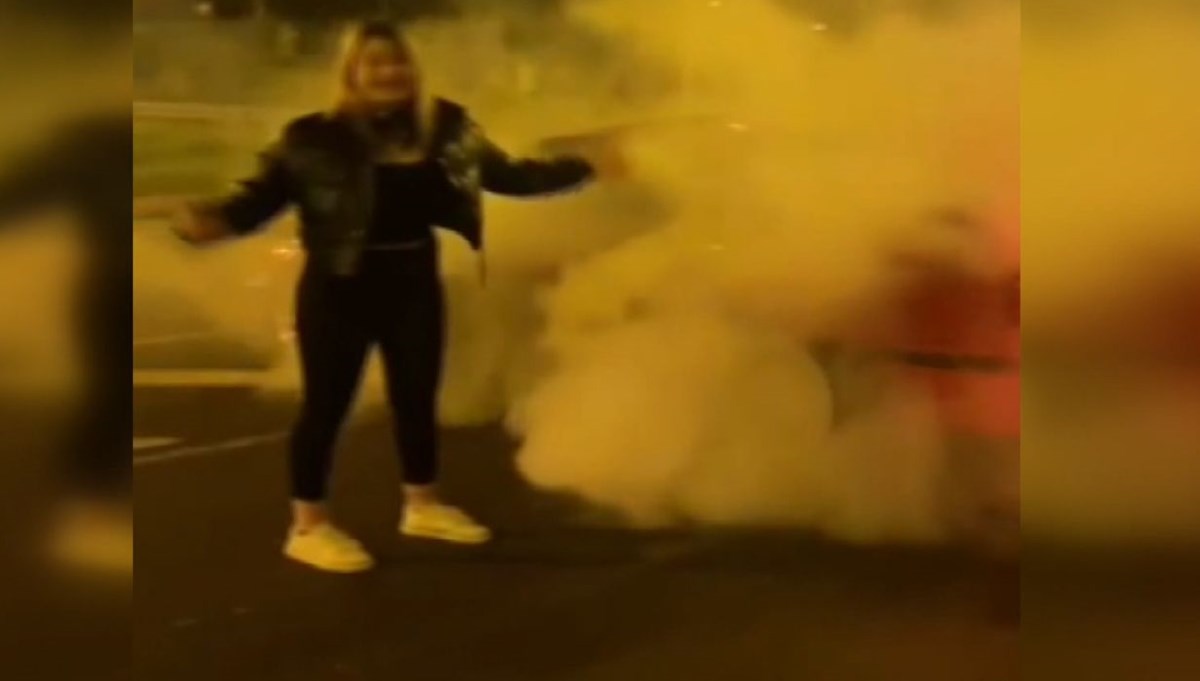 Kısıtlamada kız arkadaşının etrafında drift yaptı (Plakasını da söktü) Kısıtlamada kız arkadaşının etrafında drift yaptı (Plakasını da söktü)