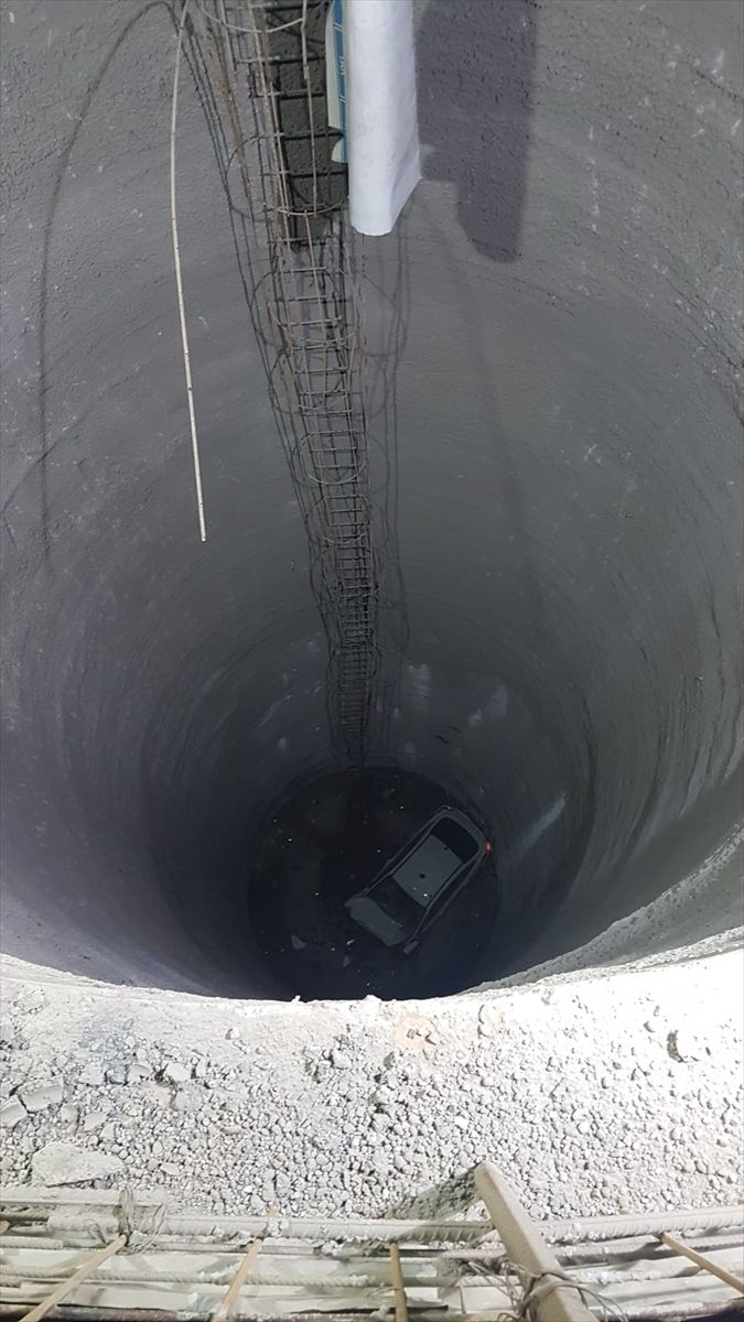 İzmir'de otomobil metro inşaatındaki boşluğa düştü: 1 ölü, 1 yaralı - Vimarsana News