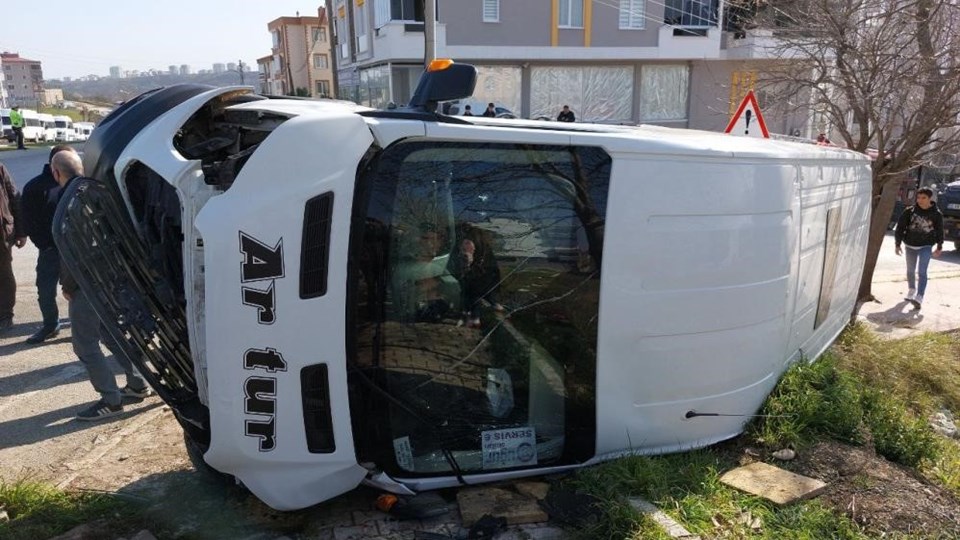 Samsun'da öğrenci servisi ile otomobil çarpıştı: 15 yaralı - 1