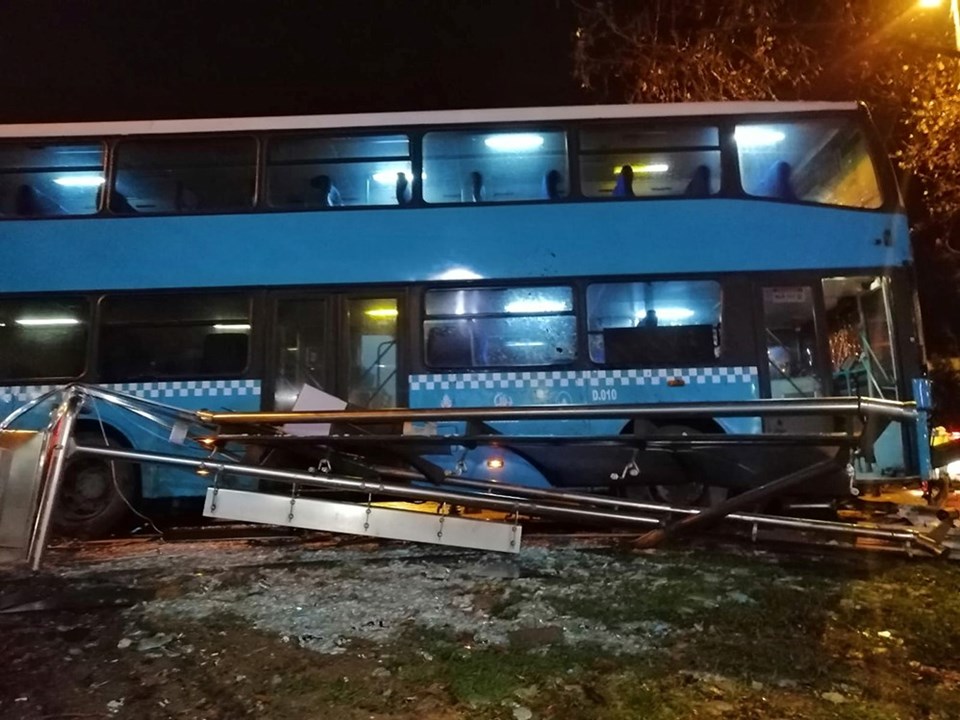 İstanbul Kartal'da halk otübüsü durağa daldı: 3'ü ağır 5 yaralı - 1