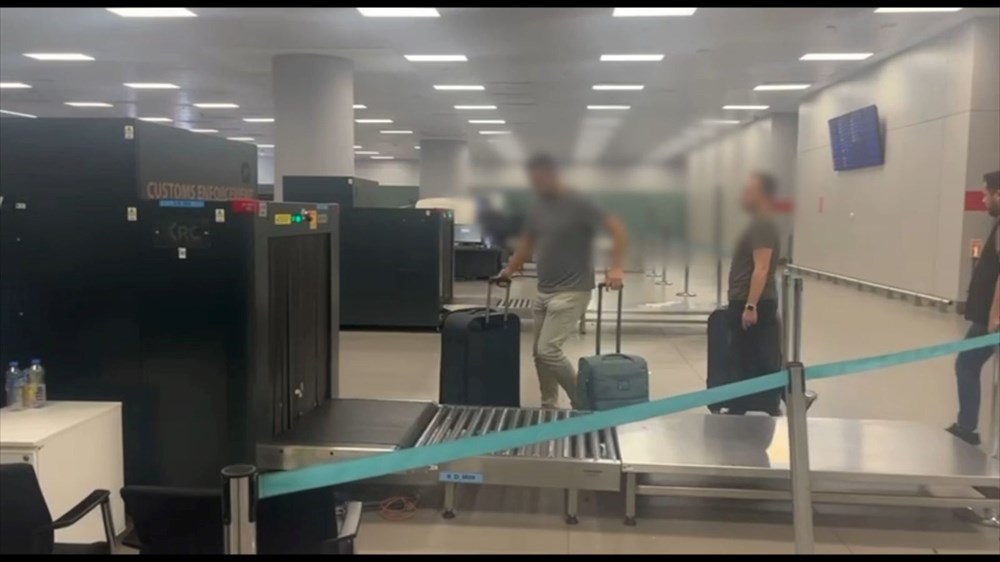İstanbul Havalimanı’nda 27 milyon liralık operasyon | Valizi yanındakine verince yakalandı - 4