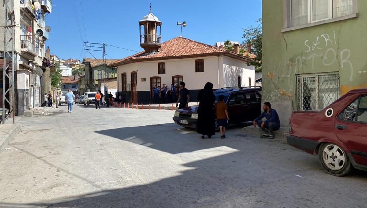 Üvey oğluyla kavga eden 15 yaşındaki çocuğu öldürdü Üvey oğluyla kavga eden 15 yaşındaki çocuğu öldürdü