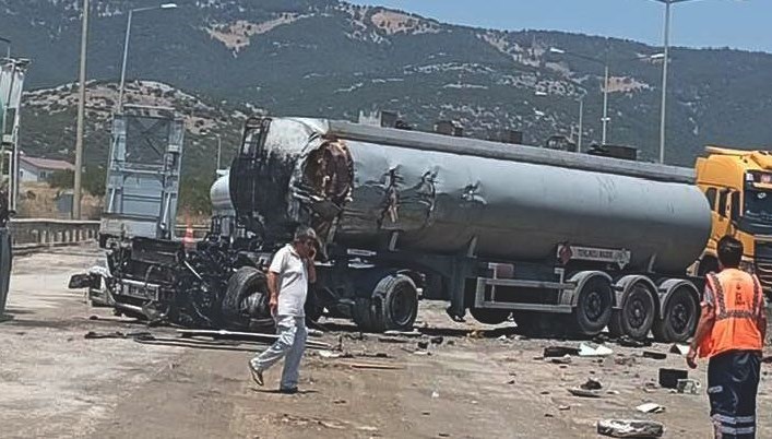 Tanker ile çekici çarpıştı: 2 ölü