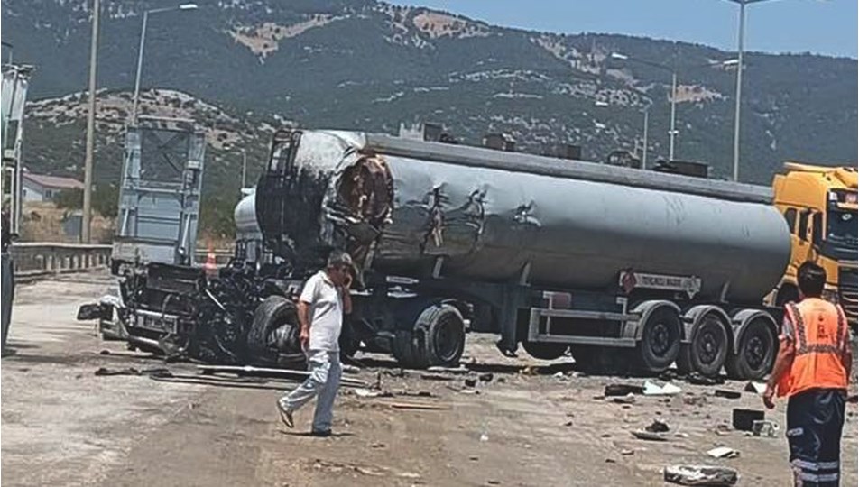 Gaziantep’te tanker ile çekici çarpıştı: 2 ölü