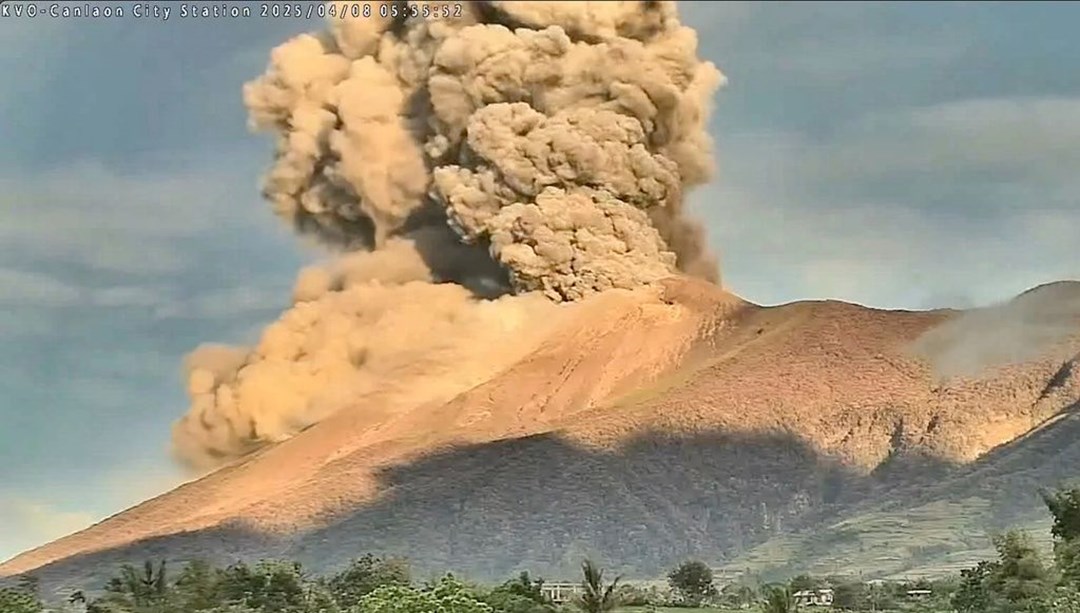 Kanlaon Yanardağı patladı, bölgede yangın çıktı