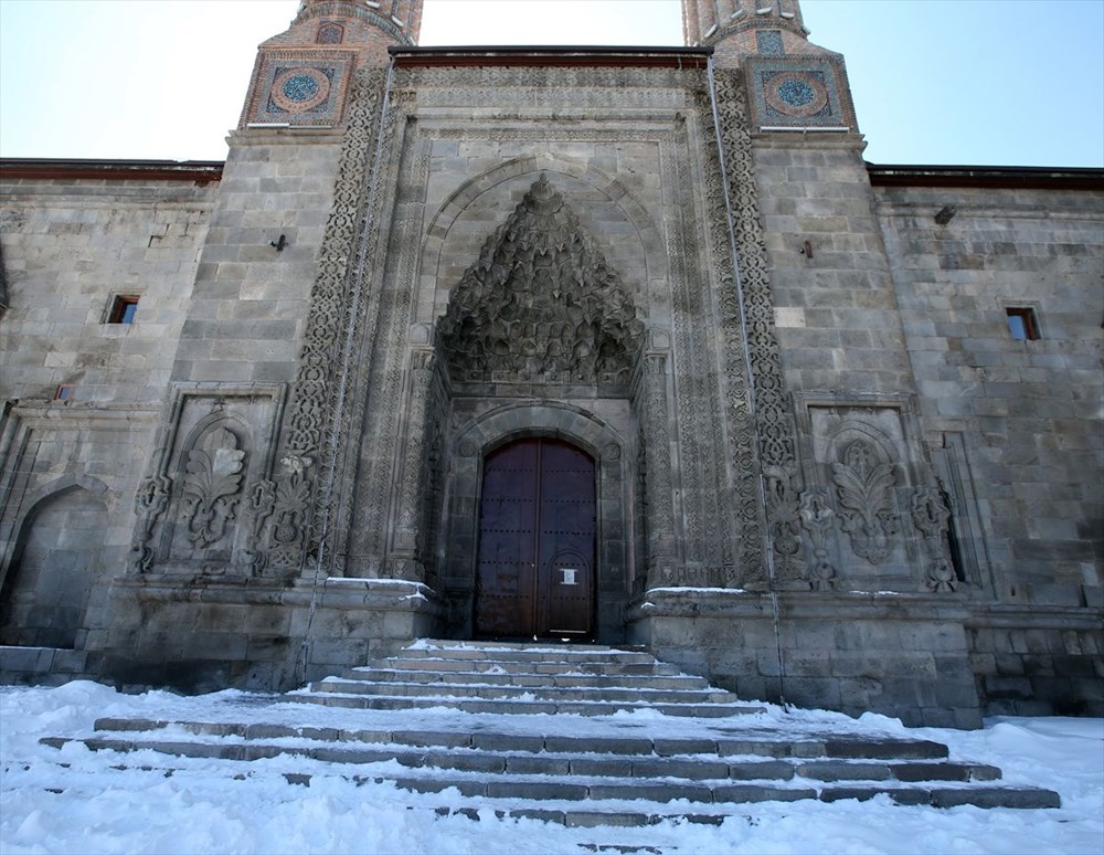 Erzurum yüzlerce yıllık yapılarıyla ziyaretçilerini tarihi yolculuğa çıkarıyor - 16