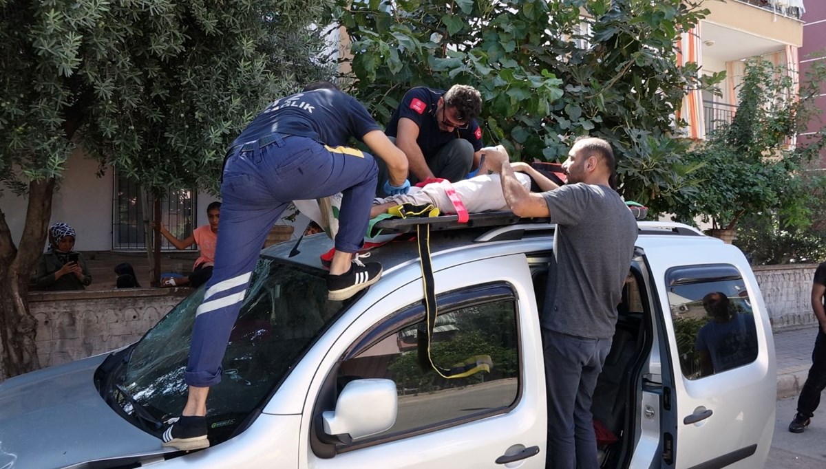 Kazazedeye ilk müdahale tavanına uçtuğu aracın üzerinde yapıldı Kazazedeye ilk müdahale tavanına uçtuğu aracın üzerinde yapıldı