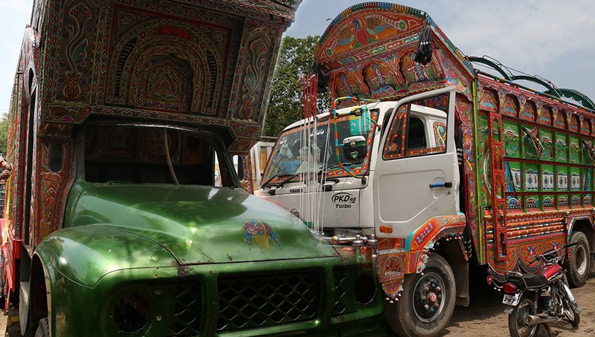 Pakistan'da yolcu otobüsü, tanker ve kamyonet birbirine girdi: 8 ölü