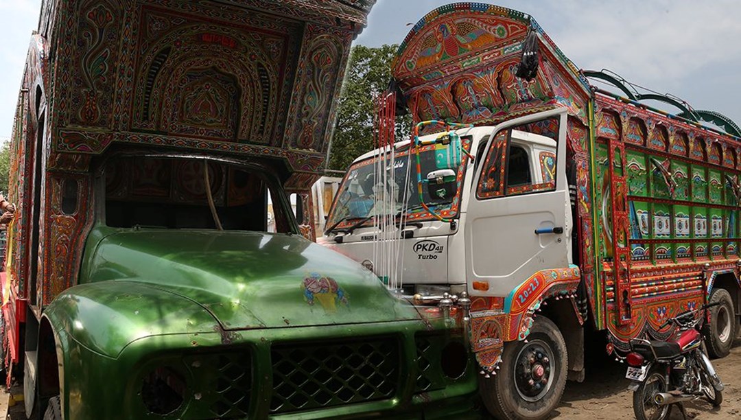 Pakistan'da yolcu otobüsü tanker ve kamyonet birbirine girdi 8 ölü