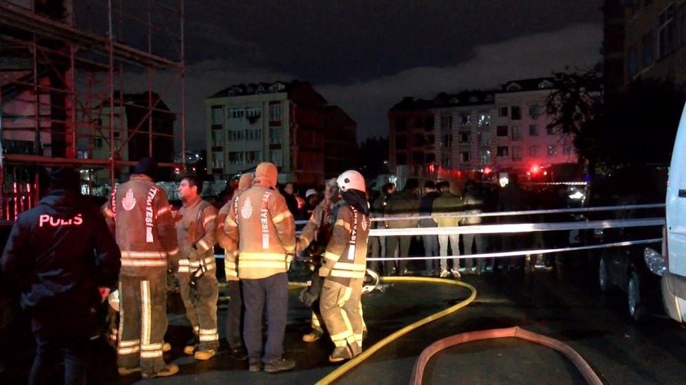 Zeytinburnu'nda doğalgaz borusu patladı: Yol çöktü, 4 araç yandı - 8