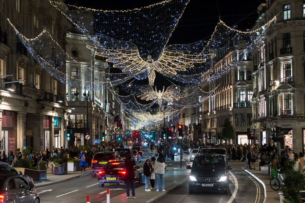 Londra sokakları Noel ve yılbaşı için süslendi - 6