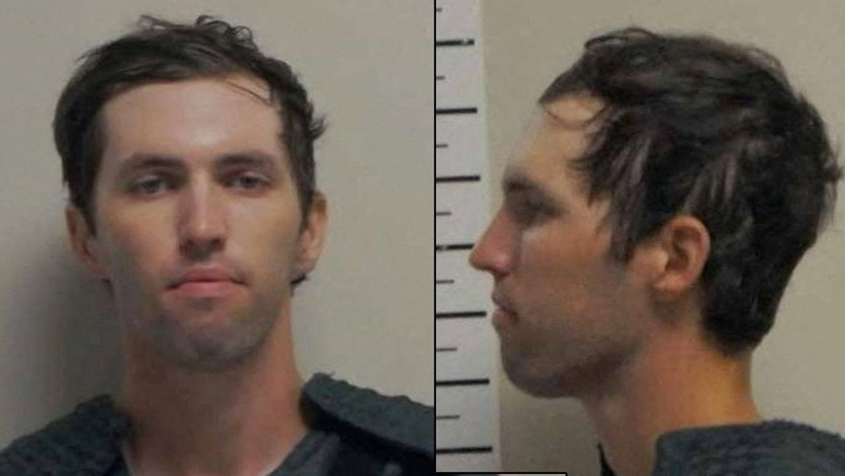 Yakalanan şüphelinin 22 yaşında Tyler Robinson olduğu açıklandı.