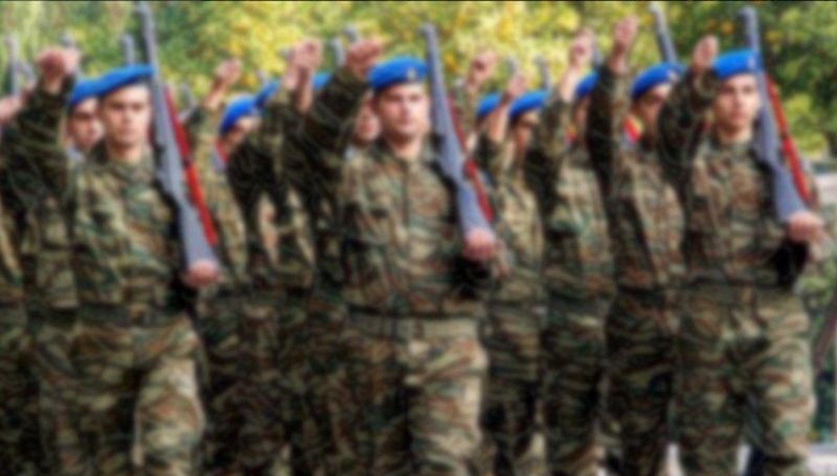 Yunan astsubay verilen cezaya sinirlendi, komutanını rehin aldı Yunan astsubay verilen cezaya sinirlendi, komutanını rehin aldı