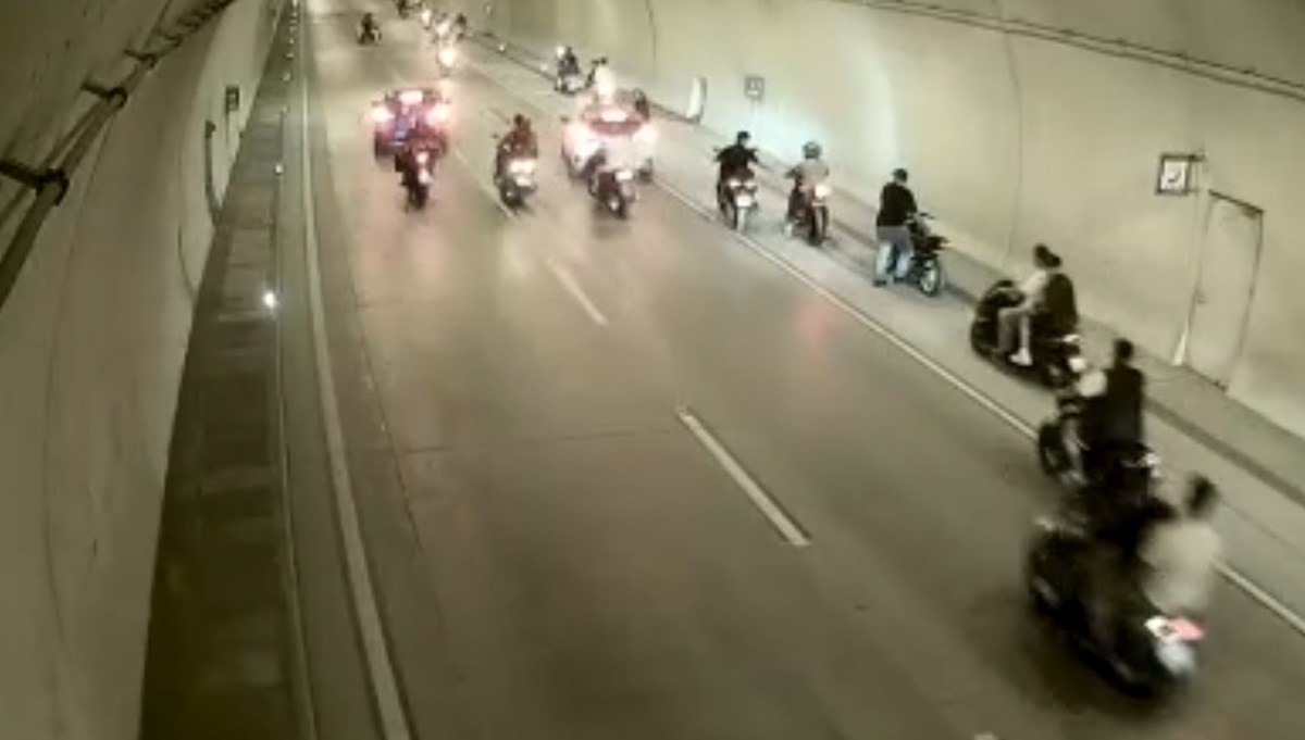 Beyoğlu'nda bir grup motosikletli tüneli kapattı