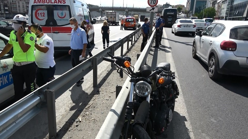 TEM'de feci ölüm: Bariyerlere çarpan motosikletli hayatını kaybetti - 1