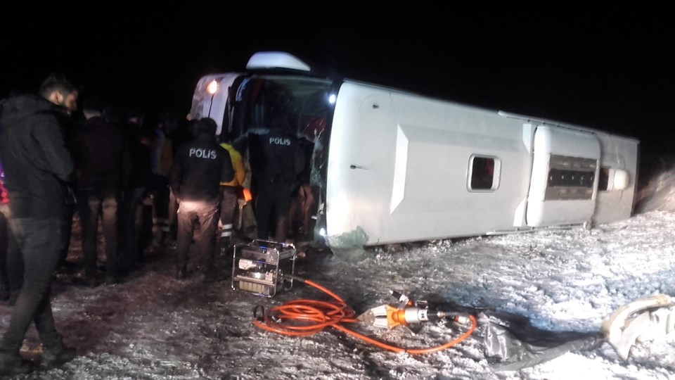 Sivas'ta yolcu otobüsü devrildi: 32 yaralı - 1