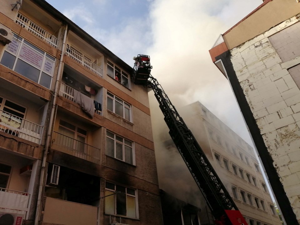 Kadıköy'de 4 katlı binada yangın: 1 ölü - 1