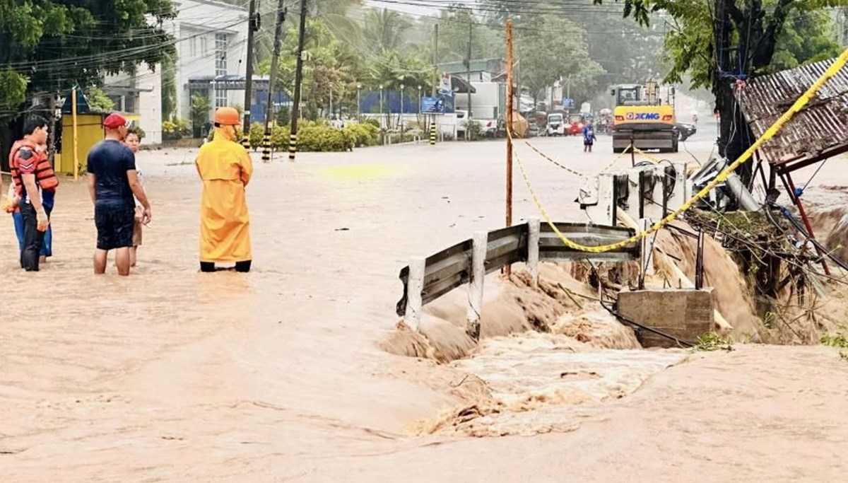 Filipinler'de sel 6 can aldı