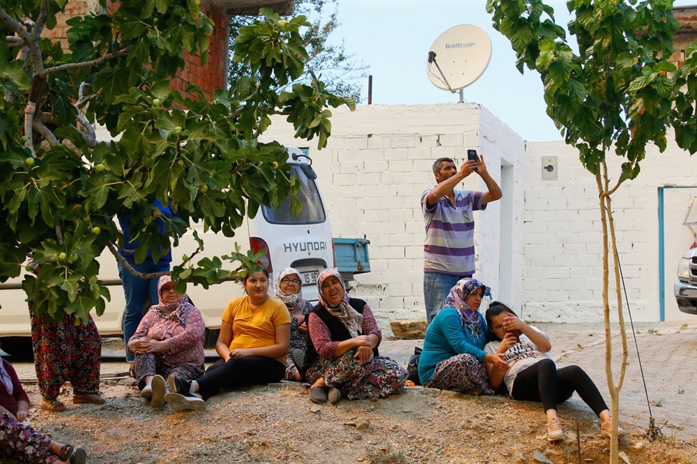 izmirde yangin bir mahalle tehdit altinda son dakika tuerkiye