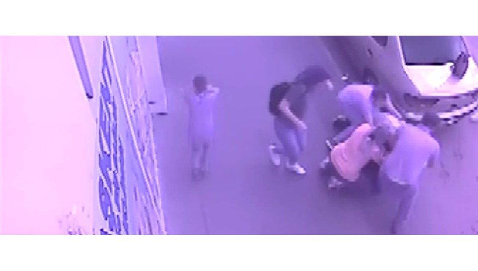 Barışma teklifini kabul etmeyen eski sevgilisini, oğlunun gözü önünde bıçakladı
