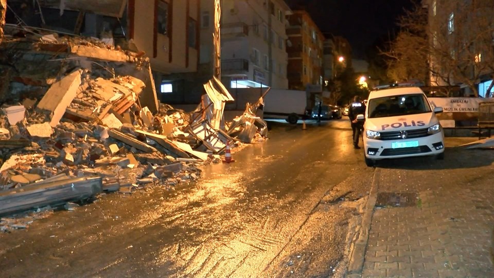 Maltepe'de yıkımı yapılan 5 katlı binada çökme: Sokak trafiğe kapatıldı - 1