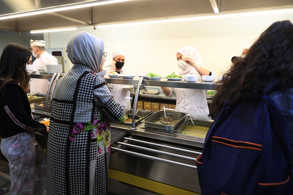 Emine Erdoğan, KYK Yurdu’nda kalan kız öğrencilerle iftar yaptı - 1