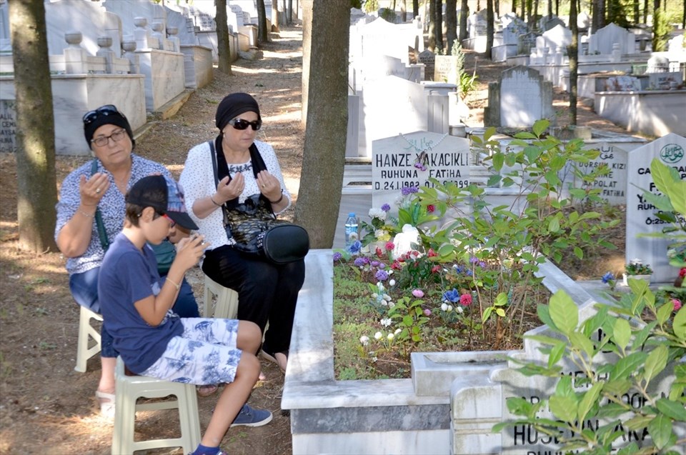 Marmara Depremi'nin 17. yılında yakınlarını kaybedenler mezarlıklara akın etti - 1