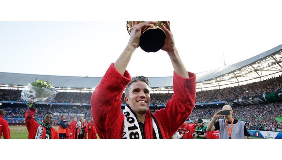Fenerbahçe'nin eski yıldızı Van Persie sahalara veda etti